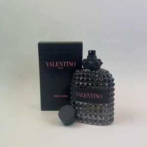 Valentino: Born in Roma eau de toilette - Valentino Born in Roma EDT – 3ml - 55 kr / 5ml - 75 kr • Doftnoter: Violblad, ingefära, citron, salvia, lavendel, saltackord, vetiver och gajakträ.
