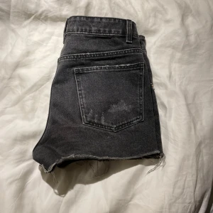 Svarta jeansshorts från Bik Bok - As snygga jeansshorts som tyvärr är lite små för mig. Dem är i jätte bra skick🥰