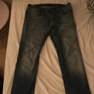 Blå jeans från Replay - Snygga blå jeans från Replay, modell Anbass hyperflex. De har en klassisk femficksdesign och dragkedja. Perfekta för en avslappnad stil med en modern touch.l34 w30 