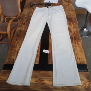 Bout cut jeans  - Säljer dessa jeansen då jag precis fick hem dom och de var för stora! Dom är superfina och i bra skick!