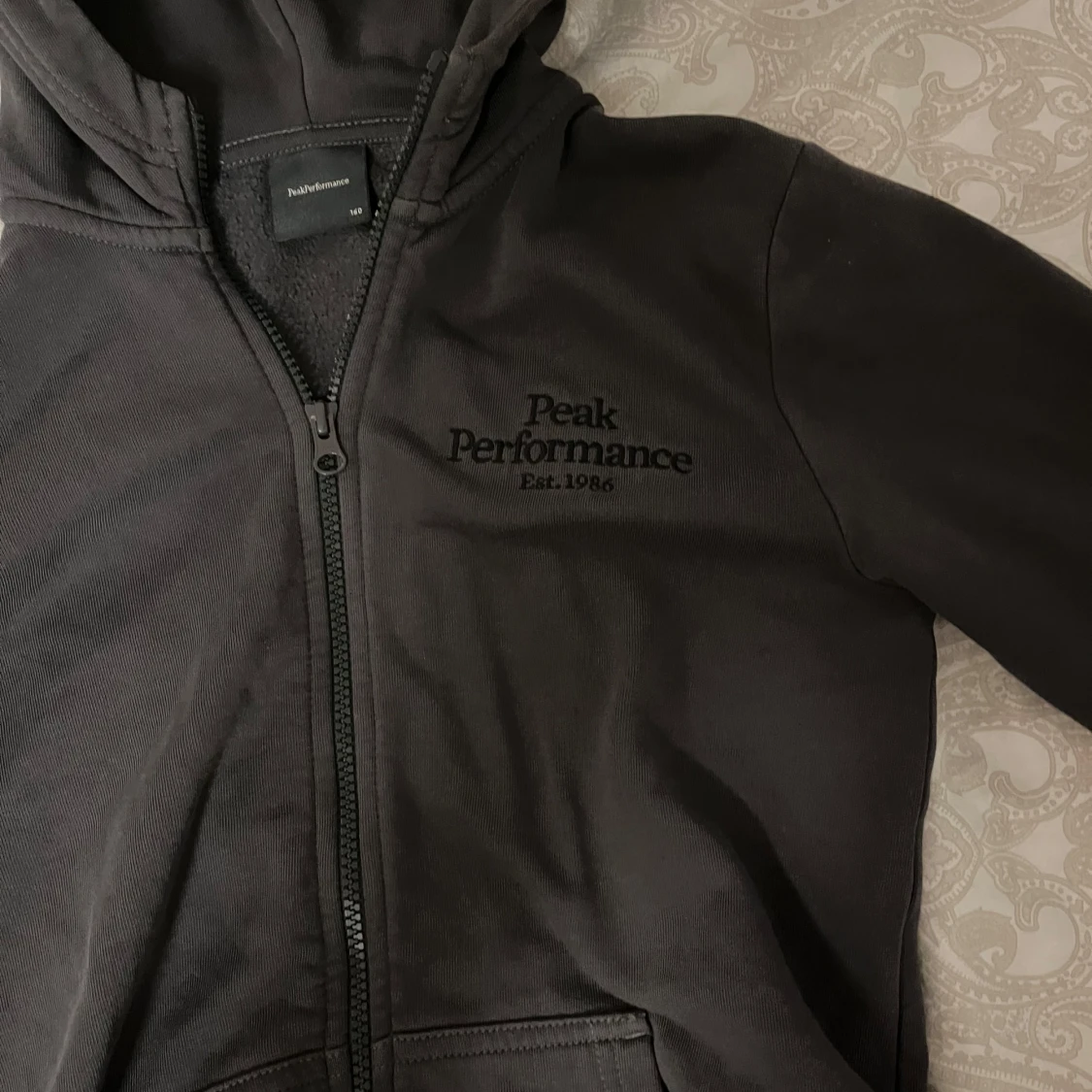 Svart zip-up hoodie från Peak Performance - 92