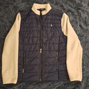 Ralph Lauren Cardigan/Väst - Hej säljer denna snygga väst. Schysst pris på 1099kr. Skick: 9/10 Storlek: XL (18-20) som passar stl S. Priset går att diskutera vid snabb/smidig affär. 🤗 Västen/Cardiganen kommer passar dig bäst på våren, sommaren och hösten. Rekomderar stort🤝   Skriv till mig vid frågor eller funderingar. Mvh Nilssoncloset 😊