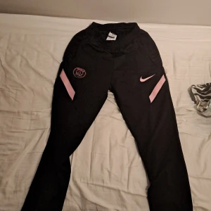 Psg byxor äkta - Så gott som nyskick då de inte har passat mig o använts max 2 gånger. Herrstorlek M och äkta köpta på unisport 