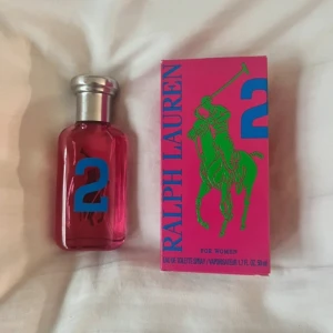 Ralph Lauren parfym för kvinnor - Säljer en fräsch och livlig parfym från Ralph Lauren med en rosa flaska och blått nummer 2. Förpackningen är i matchande rosa med en grön polospelare. Perfekt för den som gillar en fräsch lukt❤️