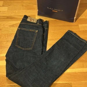 Nudie lean Dean - Snygga mörkblå jeans från Nudie Jeans, de är i modellen lean Dean. Storlek: W29 L30, skulle säga att de passar större. Mitt pris: 399 kr (diskuterbart vid snabb affär)   Hör av er vid minsta fundering😊 Kika gärna på mina andra annonser för fler snygga jeans och mycket annat😉