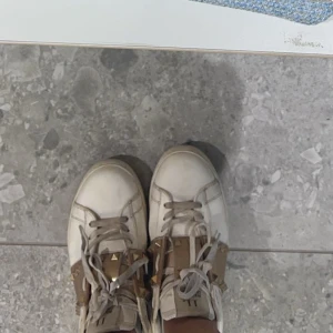 Valentino skor - Intressekoll på mina fina valentino skor, lite använda men inget man märker av, är inte helt säker på om jag vill sälja men kom gärna med bud🥰❤️ kan mötas i Sthlm 