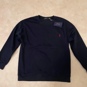 Ralph Lauren Crewneck - Säljer denna tröja då den ej passar. Den är oanvänd och storleken är L-M