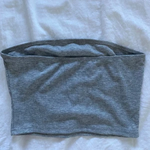 Grå ribbad tubtopp - Snygg grå ribbad tubtopp perfekt för en stilren look. Enkel design som passar till många olika outfits.