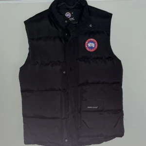 Svart dunväst - Canada Goose - Nästan oanvänd, bara 3-5 gånger. Ny skick, storlek M men passar även för S