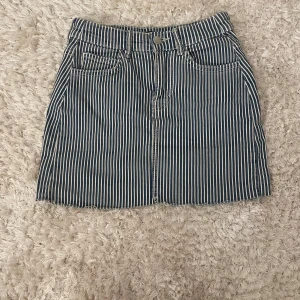 Randig jeanskjol från bershka - Snygg kort jeanskjol med blå och vita ränder. 
