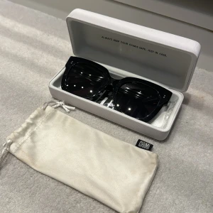 Chimi solglasögon #008 - Lite större snygga solglasögon från chimi. Färg: Berry / Svart 🖤