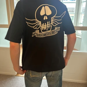 Svart t-shirt från Stussy med tryck - Snygg svart t-shirt från Stussy  som jag köpte i Australien. Köptes som en defect pga något fel med stitching men har inte kunnat hitta felet:). Kontakta för mer bilder 🙌