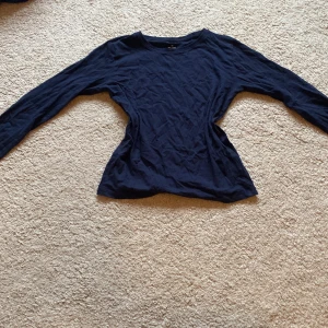 Marinblå långärmad tröja från Lager 157 - Säljer en marinblå långärmad tröja från Lager 157 i 100% bomull. Perfekt för en avslappnad stil med sin enkla design och bekväma passform💕