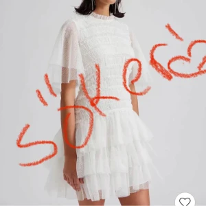 Vit klänning med volanger. By Malina  - Söker denna vita klänning från By Malina i storlek XS-S. Tacksam för tips! 😊🌟