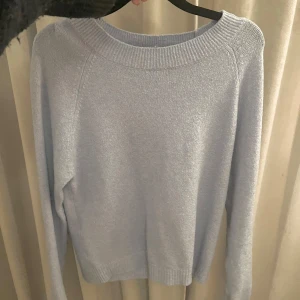 vero moda stickad tröja ljusblå  - så fin ljusblå stickad tröja från vero moda, är lite nopprig annars fint skick! stl M men sitter bra på mig som har xs/s!🤍