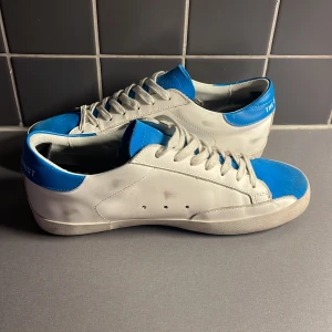 The gallerist skor - Säljer dessa feta skor från the gallerist, de är nästan ny skick! Säljer de för endast 899kr, säljer de billigt för det inte finns någon box. Mvh luxury