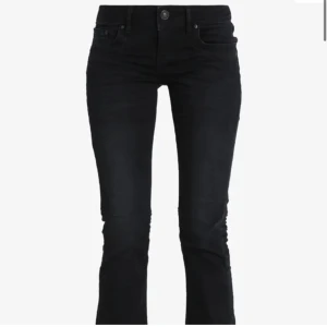 Svarta ltb valerie jeans  - Snygga svarta bootcut jeans med låg midja. Perfekta för en stilren look. Passar vid alla tillfällen. Endast använda två gånger.💕💕 Pris kan diskuteras vid snabb affär !!