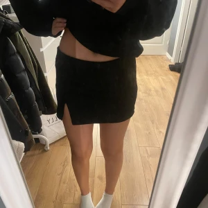 Svart kortkjol med slits - Hej! Säljer min svart korta kjol med slits från bershka. Kjolen har inbyggda shorts som visas på bild 3.  Säljer för att  den är för kort på mig. Skriv vid funderingar💕 