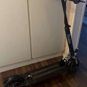 El sparkcykel  - Säljer nu denna el sparkcykel då jag ej har andvändning för den. Den går i 50 km/h. Har tyvärr tappat bort laddaren men borde inte vara nå problem att hitta ny på nätet. Den finns i Sthlm och den skickas ej😁Obs:Skriv innan köp!