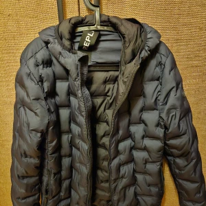 Mörkblå pufferjacka från Replay - Snygg mörkblå pufferjacka från Replay, tillverkad av återvunna material. Jackan har en dragkedja och är perfekt för kyligare väder. Den är designad för att ge både stil och funktionalitet.