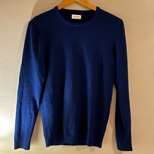 Mörkblå tröja från A DAYS MARCH - Snygg mörkblå tröja från A DAYS MARCH. med rund hals och långa ärmar. Perfekt för kyligare dagar och enkel att matcha med olika outfits.