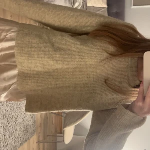 Beige stickad tröja från Pieces - Mysig beige stickad tröja från Pieces i storlek XS. Perfekt för kyliga dagar. Den ribbade strukturen ger en stilren look.