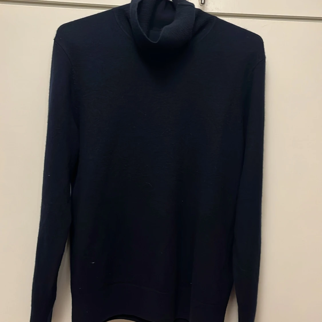 Mörk blå cashmire turtel neck tröja från Uniqlo