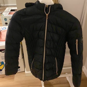 Pola club 1971 jacka  - Jag säljer dena fina jacka för att den är liten. Priset kan förhandlas. 