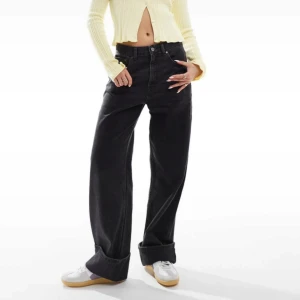 Svarta jeans från Pull&Bear - Snygga svarta jeans från Pull&Bear med en loose passform, hög midja och uppvikta ben. Aldrig använda och har prislapp kvar. Nypris 520 :- på asos. Storlek 38