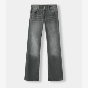 Low waist gråa jeans med bootcut -  Säljer dessa super fina low waist flare jeansen från bershka i storlek 34.  Väldigt bra skick, har aldrig använts. Köpt för 429kr, priset kan diskuteras💕