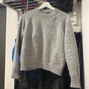 Stickad tröja Zara - Den ser ut som att den är nopprig men det är pga att den är så ”fluffig av sig”.  Storlek s