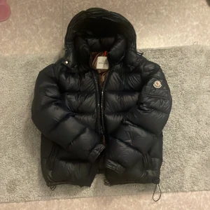 Moncler Maya - Tja! Säljer min Moncler Maya jacka i toppskick med inga defekter. Storleken är 2 som motsvarar medium men passar också mindre då man kan spänna åt längst ner! Om du har frågor eller funderingar så hör av dig 🤙 Mvh JacobsCloset