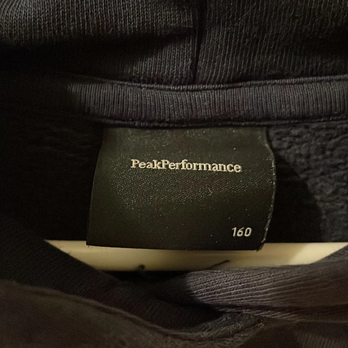 Mörkblå hoodie från Peak Performance - 90