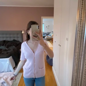 Ljusrosa kofta från Talbots - Säljer en ljusrosa kofta från Talbots men köpt från Sellpy . Koftan har ett ribbat mönster och knappar framtill. Den är kortärmad och har två fickor. Säljer för 60kr