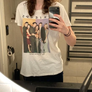 Friends T-shirt - En T-shirt med Friends tryck på framsidan. 