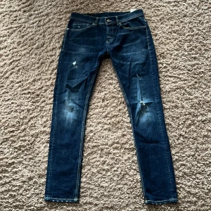 Dondup jeans  - Dondup jeans i storlek 33 i 10/10 skick Använda max 5 gånger, otroligt snygg tvätt och schyssta slitningar Nypris ca 3500kr 