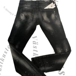Dondup Jeans George - Tjena! Säljer nu dessa galet snygga Dondups i modellen George. Jeansen kommer i ett mycket bra skick, med ett nypris på ca 3.000 kr. Vårat pris går alltid att diskutera. Så hör av dig vid minsta fråga så som fundering! 🙏👍😄