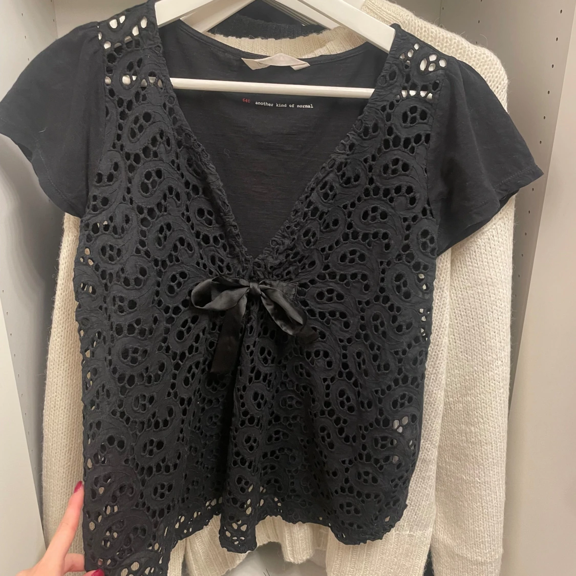 Svart spetsblus med knytband - 91