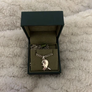 Maria Nilsdotter  - Så fint halsband från Maria Nilsdotter, jätte bra kvalite. Bara ena halvan ❤️