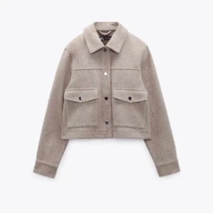 Beige jacka med knappar - Snygg beige kavajjacka med krage och knappar framtill. Jackan har två stora fickor på bröstet och långa ärmar. Perfekt för en stilren look. En knapp vid handleden är av, och borta märkte precis efter vi köpte den. Säker priset lite för de men den är i ny skick annars. Stl L, ganska liten i storleken. Köpt 2023 så tror inte den säljs längre men har ingen aning. 