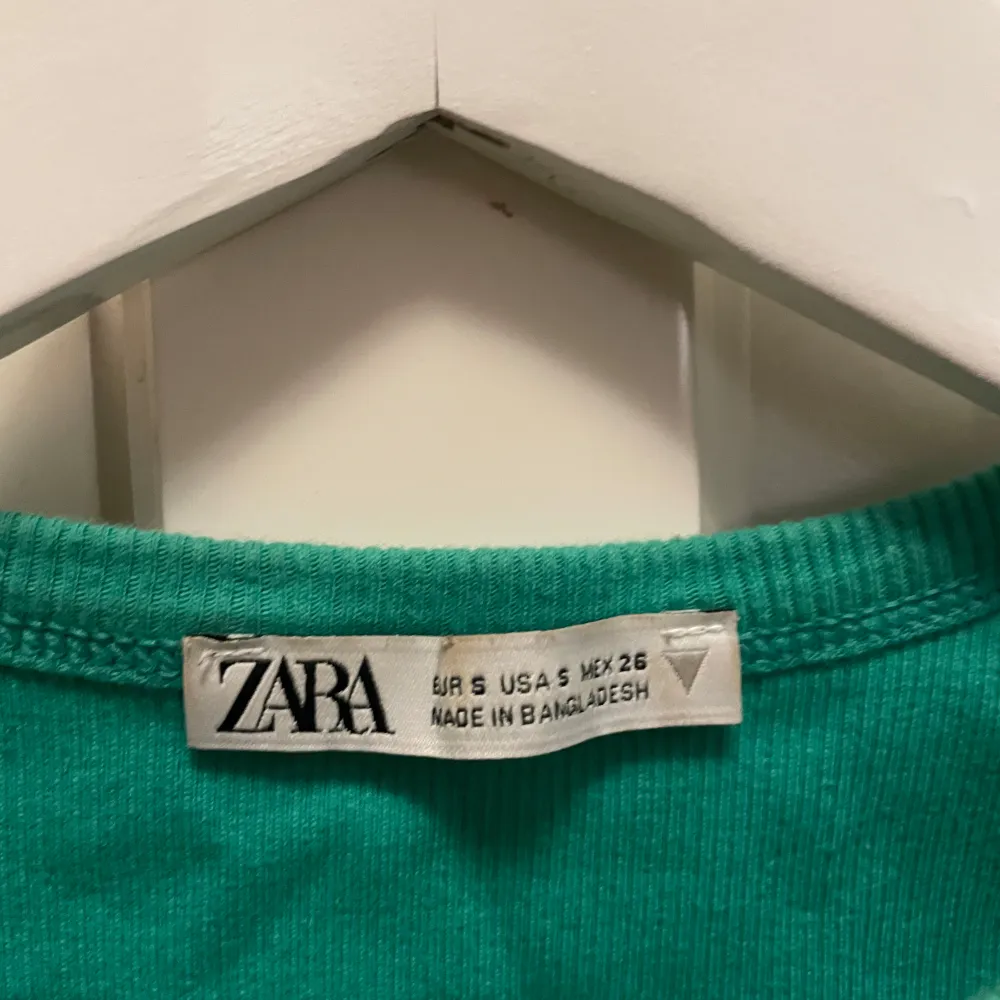 Snygg grön ribbad linnetopp från Zara. Perfekt för varma dagar med sin ärmlösa design och bekväma passform. Tillverkad i ett mjukt material som ger en skön känsla mot huden.. Yläosat.