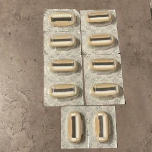 Refillblad för Estrid rakhyvel  - Säljer refillblad för Estrid rakhyvel. Säljer då de inte funkade på min hud. Helt nya i förpackning. Förpackningen innehåller flera blad i en praktisk plastförpackning. Perfekt för att fylla på din rakhyvel. Originalpris 129kr för 4 blad, jag säljer alla 10 för 150kr