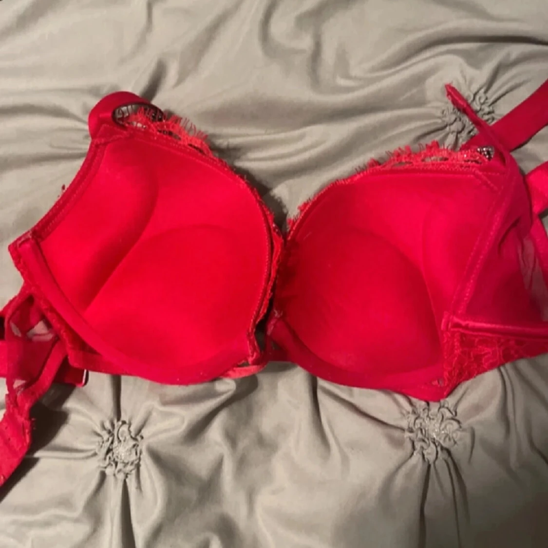 Röd spets-bh med strassdetaljer. Aldrig använd - 91