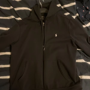 Svart hoodie från Ralph Lauren - Säljer en svart Ralph Lauren tröja i storlek M 