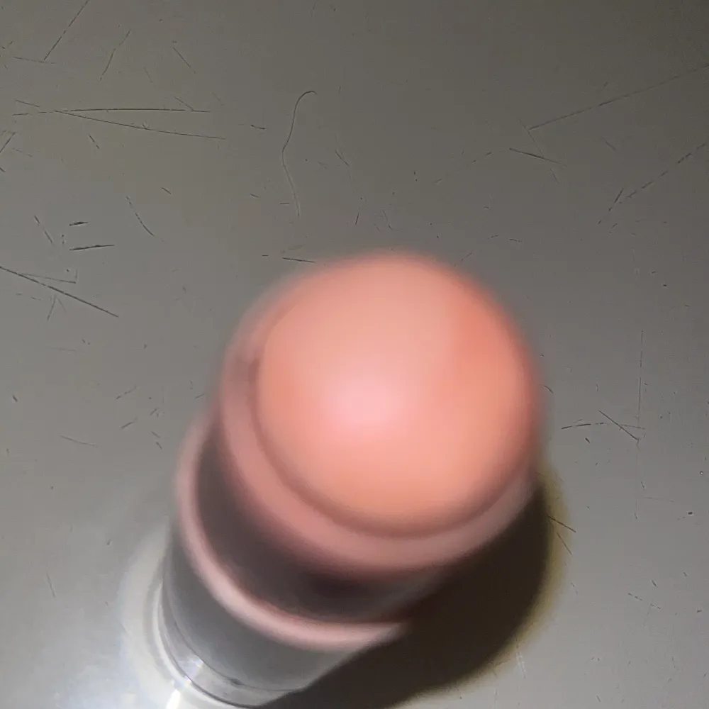 Säljer ett krämrouge från Hickap i en praktisk stickförpackning. Färgen är en mjuk rosa nyans som ger en naturlig glöd till kinderna. Perfekt för en fräsch look! Tycker ej om färgen därför säljer jag kan mötas upp. Beauty.