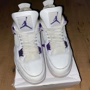 Jordan 4 rerto metallic purple - Skick 8/10 bara lite smutsiga enkelt att ta bort.      Pris kan diskuteras