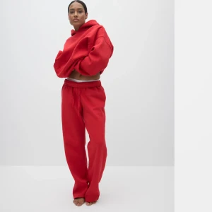 Rött mjukisset från Gina tricot  - Säljer detta populära set från Gina tricot då de inte kommer till användning. Har bara använt de nån gång så de är som nytt nästan😍båda delarna är i S