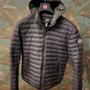 Svart pufferjacka från Colmar - Tjena. Säljer min tvärfeta colmarjacka då jag har vuxit ur den. Skick 9/10. Perfekt nu inför våren. Nypris ~4000