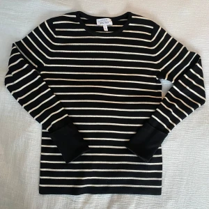 Svart och vit randig tröja från & Other Stories - Säljer en stilren svart och vit randig tröja från & Other Stories. Tröjan har långa ärmar och är perfekt för en avslappnad look. Passar bra till både jeans och kjol.