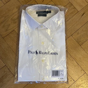 Polo Ralph Lauren skjorta - Helt ny Ralph Lauren skjorta i storlek 16 som symboliserar L.